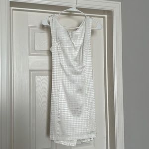 Size small. White dot dress. Adorable 3 ties in the back